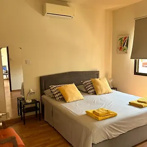Extremely Comfy With Spacious Private Terrace 10min Walk To The & In Town , Larnaca Cypr
